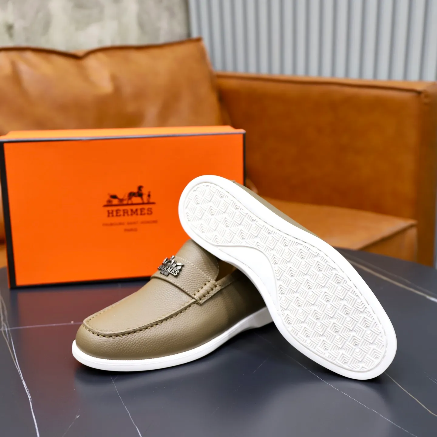 Ex-factory price: 560💰Hermès/Hermès slip-on men's shoes. This shoe is made of imported pebbled cowhide. It has simple and smooth lines and is combined with aerodynamically designed 3CM rubber foam ultra-light soles! Youthful and fashionable, classic H-shaped hardware buckle decoration, calf lining gently wraps the feet, with logo cowhide feet, casual and urban style, highlighting youthful vitality, sports and leisure version, super versatile, code number: 38-39-40-41-42-43-44 standard leather shoe size (45 can be customized but does not support returns)